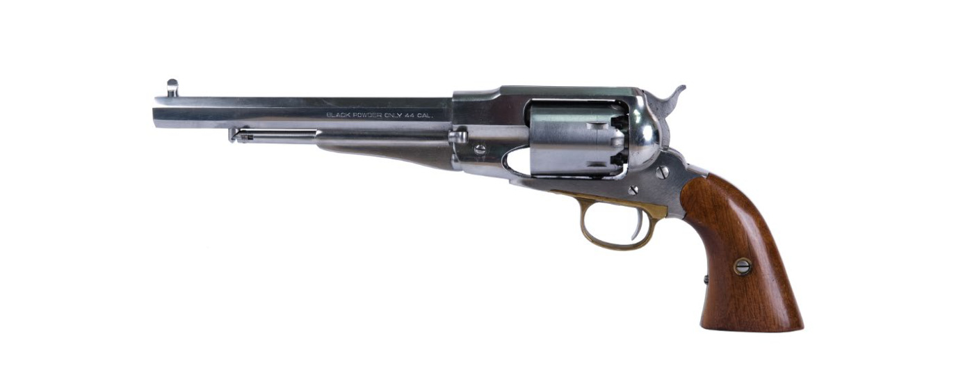 Revolver s dlouhou hlavní, pákou pod hlavní a dřevěnou pažbičkou; na hlavni nápis BLACK POWDER ONLY 44 CAL.