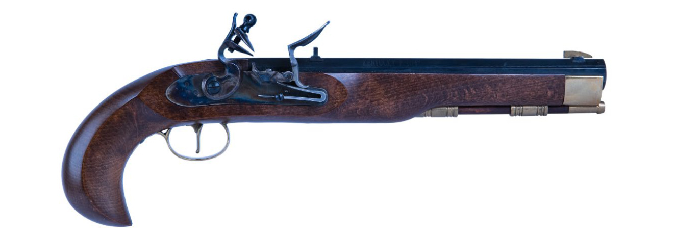 Pistole s dlouhou tmavou hlavní a dřevěnou pažbou, na boku kovový zámek s kohoutem