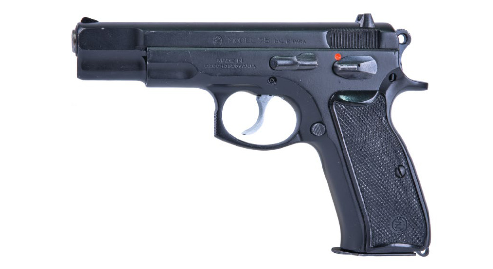 Pistole CZ 75 z boku; kohout je v přední poloze a v rukojeti je zasunutý zásobník